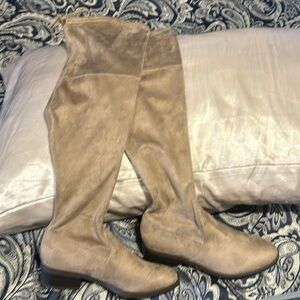 unisa size 6 knees hi boots